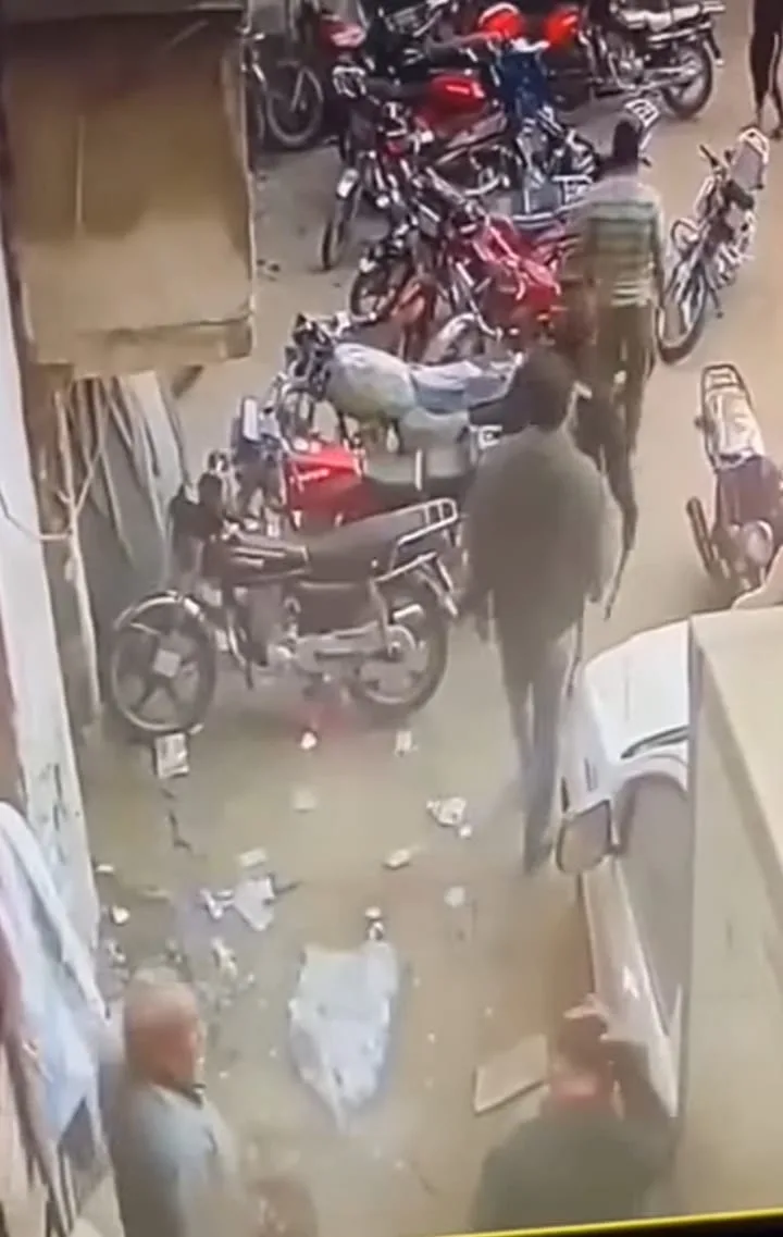 فيديو لشخص يهاجم شاباً بسلاح أبيض يثير جدلاً واسعاً.. والأمن يحقق في الحادثة
