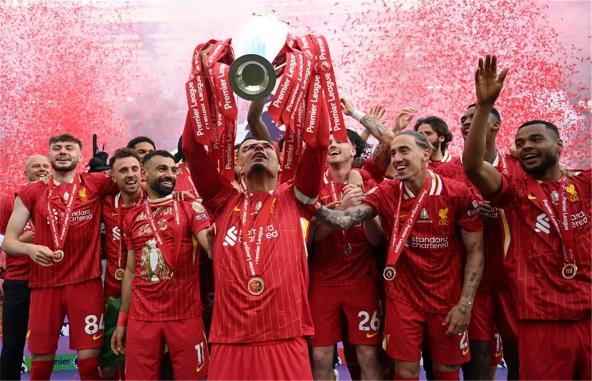 فيديو | محمد صلاح يحقق رسميًا لقب كأس الدوري الإنجليزي مع ليفربول بحضور كلوب فيديو | محمد صلاح يحقق رسميًا لقب كأس الدوري الإنجليزي مع ليفربول بحضور كلوب