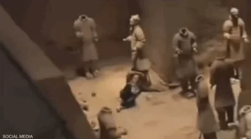 فيديو يوثق حادثة مؤسفة في موقع أثري .. سائح يدمر تمثالين نادريين