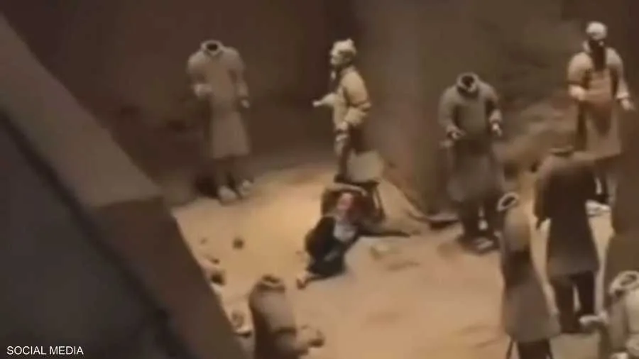 فيديو يوثق حادثة مؤسفة في موقع أثري .. سائح يدمر تمثالين نادريين فيديو يوثق حادثة مؤسفة في موقع أثري .. سائح يدمر تمثالين نادريين