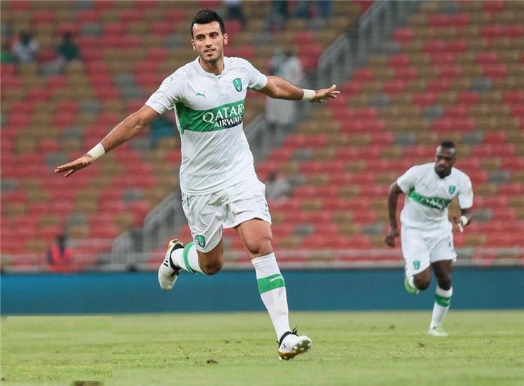 فيديو – عمر السومة يصل لملعب الإنماء لمؤازرة الأهلي ضد كاواساكي