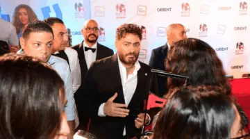 فيلم ريستارت: تامر حسني يتألق على السجادة الحمراء بسيارته “تمناية” في العرض الخاص