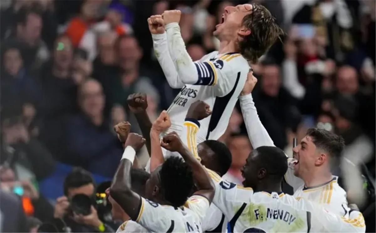 فينيسيوس وبيلينجهام وجولر: لاعبو ريال مدريد يلقون التحية على لوكا مودريتش، الأسطورة المتجددة. فينيسيوس وبيلينجهام وجولر: لاعبو ريال مدريد يلقون التحية على لوكا مودريتش، الأسطورة المتجددة.
