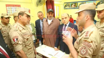 قائد قوات الدفاع الشعبي والعسكري يزور فصل محو الأمية في المدرسة الثانوية الصناعية العسكرية
