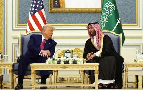 قادة الخليج نصحوا ترامب خلال زيارته الإقليمية بعدم مهاجمة إيران وحثوه على التوصل إلى اتفاق نووي جديد لتجنب التصعيد في المنطقة.. موقع “أكسيوس” الأمريكي يكشف التفاصيل. قادة الخليج نصحوا ترامب خلال زيارته الإقليمية بعدم مهاجمة إيران وحثوه على التوصل إلى اتفاق نووي جديد لتجنب التصعيد في المنطقة.. موقع “أكسيوس” الأمريكي يكشف التفاصيل.