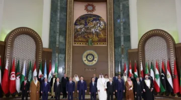 قادة ورؤساء وفود الدول المشاركة في القمة العربية يشددون على أهمية تكاتف الجهود لمواجهة التحديات وتحقيق السلام.