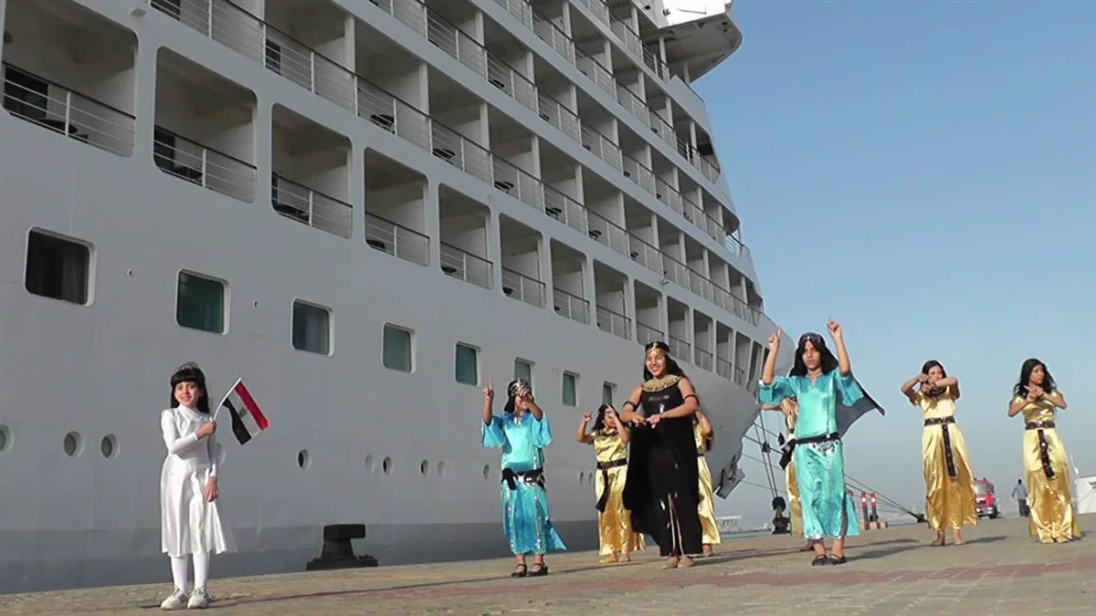 قادمة من قبرص.. ميناء الإسكندرية يستقبل السفينة السياحية Seven Seas Navigator