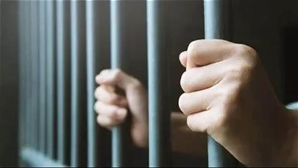 قتلاه بـ17 طعنة وألقيا جثته.. المؤبد لعامل ونجله تخلصا من شقيق زوجته في قنا