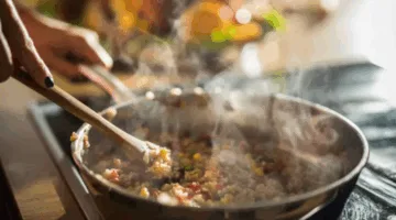 قد تدمر صحتك.. أخطاء يفعلها الكثيرون يومياً عند إعادة تسخين الطعام