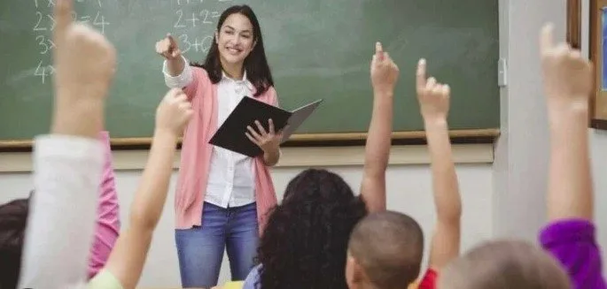 قرار بشأن إعادة توظيف المعلمين الحاصلين على درجات علمية أثناء فترة العمل.. ما المستندات المطلوبة؟