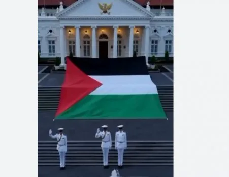 قصر “إستانا نيجارا” الرئاسي في إندونيسيا يزينه علم فلسطين قصر “إستانا نيجارا” الرئاسي في إندونيسيا يزينه علم فلسطين