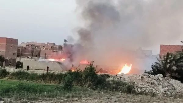 قطعة أرض فضاء.. إخماد حريق خلف مبنى التدريب المهني بالصف