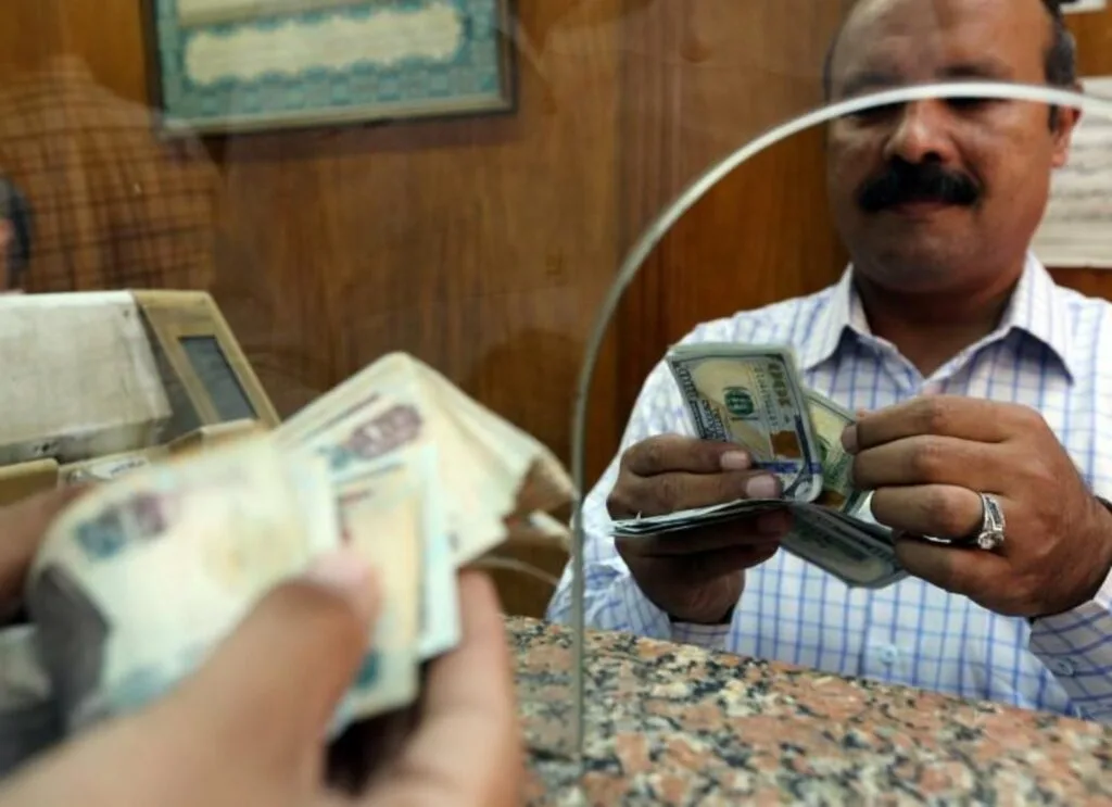 قفزة غير مسبوقة في تحويلات المصريين من الخارج تصل إلى 32.6 مليار دولار في عام واحد.