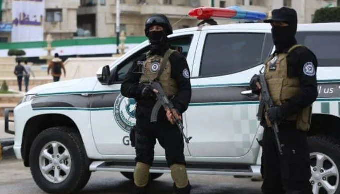 الداخلية السورية تُعلن عن مداهمة مكان خلية لداعش في حلب واعتقال 4 من أفرادها. الداخلية السورية تُعلن عن مداهمة مكان خلية لداعش في حلب واعتقال 4 من أفرادها.