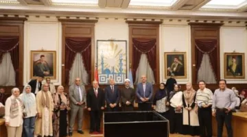 محافظ القاهرة يوزع تأشيرات الحج على 179 حاجًا وحاجة لأداء الشعائر الدينية