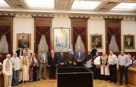 محافظ القاهرة يوزع تأشيرات الحج على 179 حاجًا وحاجة لأداء الشعائر الدينية محافظ القاهرة يوزع تأشيرات الحج على 179 حاجًا وحاجة لأداء الشعائر الدينية