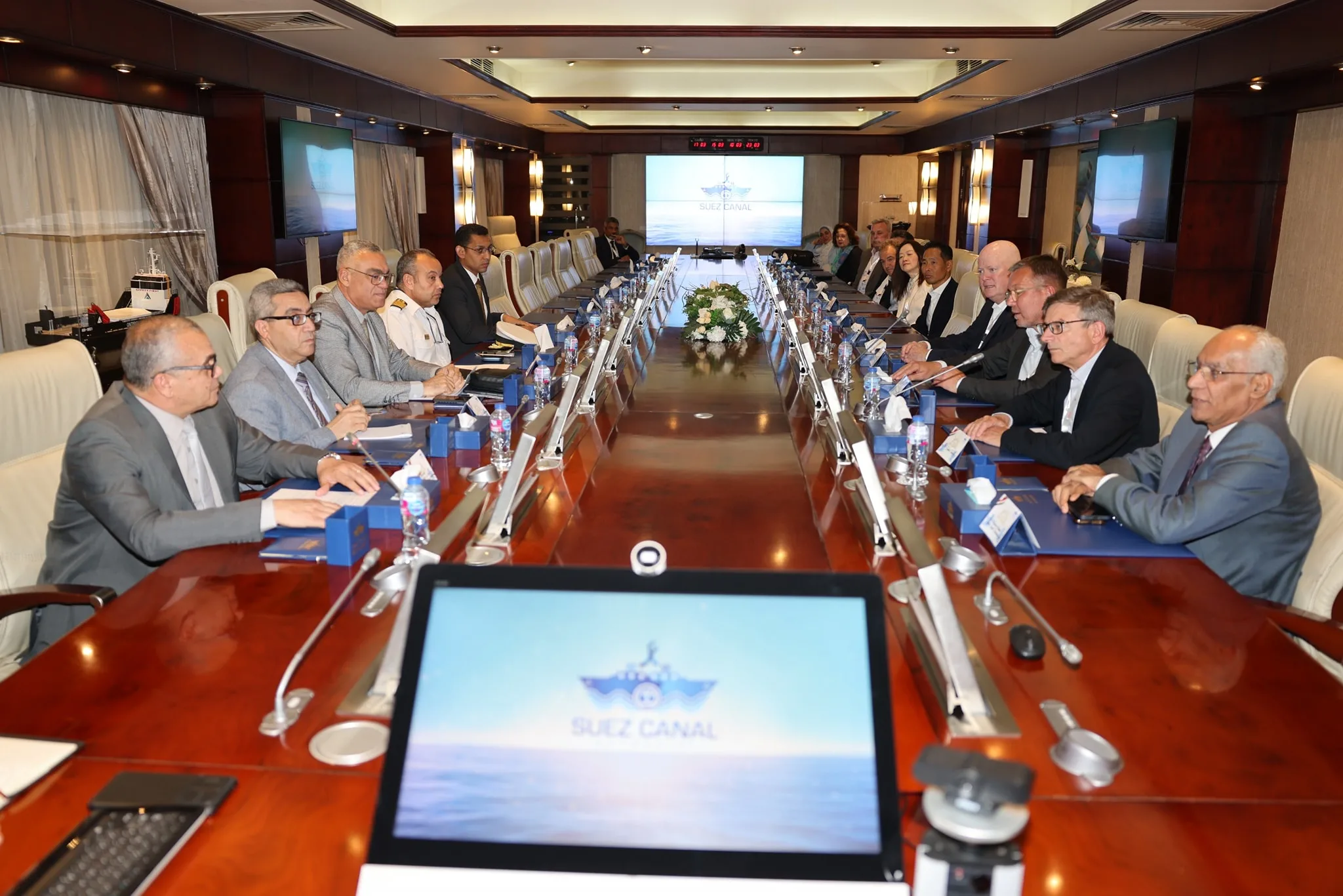 قناة السويس تستعرض تأثيرات نفقات التأمين البحري على حركة الملاحة في البحر الأحمر قناة السويس تستعرض تأثيرات نفقات التأمين البحري على حركة الملاحة في البحر الأحمر