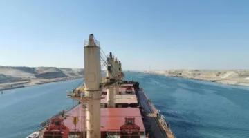 قناة السويس تعود إلى النشاط مع تحسن الظروف في البحر الأحمر