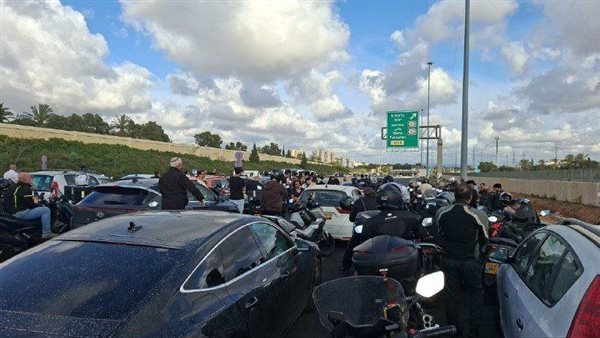قنبلة مغلّفة بعلم إسرائيل.. تفاصيل العثور على جسم مشبوه في تل أبيب (فيديو)