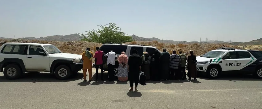 قوات أمن الحج تقبض على مواطن لت transporting 11 حاجًا مخالفًا للأنظمة واللوائح المتعلقة بالحج قوات أمن الحج تقبض على مواطن لت transporting 11 حاجًا مخالفًا للأنظمة واللوائح المتعلقة بالحج