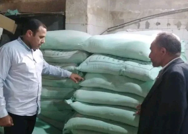 قوات الأمن تضبط 2.5 طن من الدقيق المدعوم قبل تهريبه إلى السوق السوداء في الشرقية قوات الأمن تضبط 2.5 طن من الدقيق المدعوم قبل تهريبه إلى السوق السوداء في الشرقية