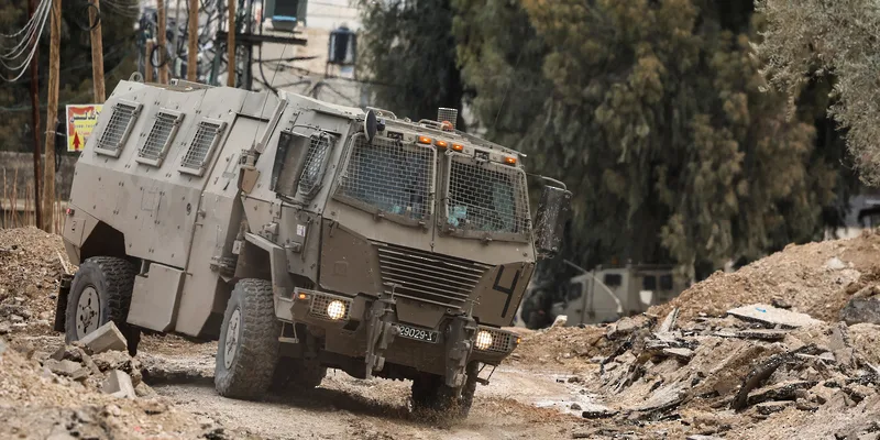 قوات الاحتلال الإسرائيلي ت apprehend 12 فلسطينيًا في الضفة الغربية قوات الاحتلال الإسرائيلي ت apprehend 12 فلسطينيًا في الضفة الغربية