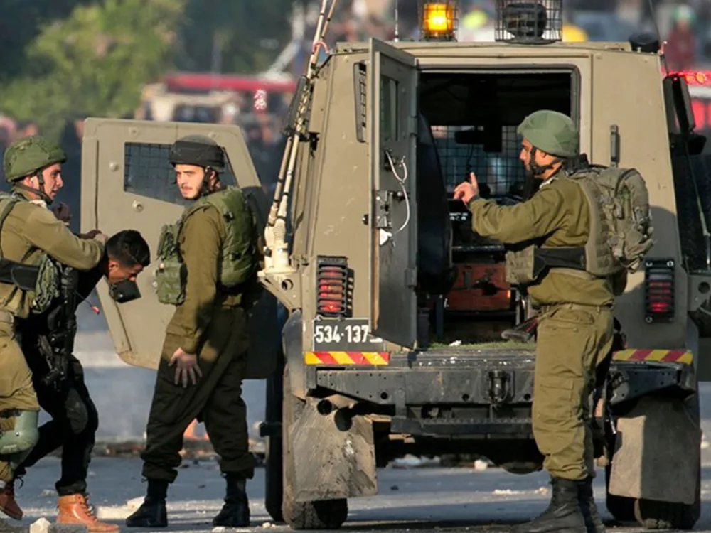 قوات الاحتلال الإسرائيلي تحتجز 11 فلسطينيًا خلال عمليات اجتياح في مناطق متفرقة من الضفة الغربية.