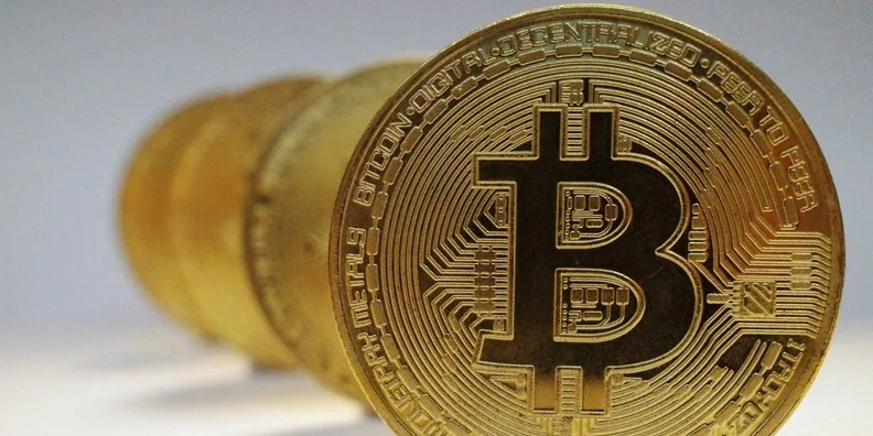 قيمةُ عملة “بتكوين” تتجاوز 100 ألف دولار لأول مرة منذ فبراير الماضي