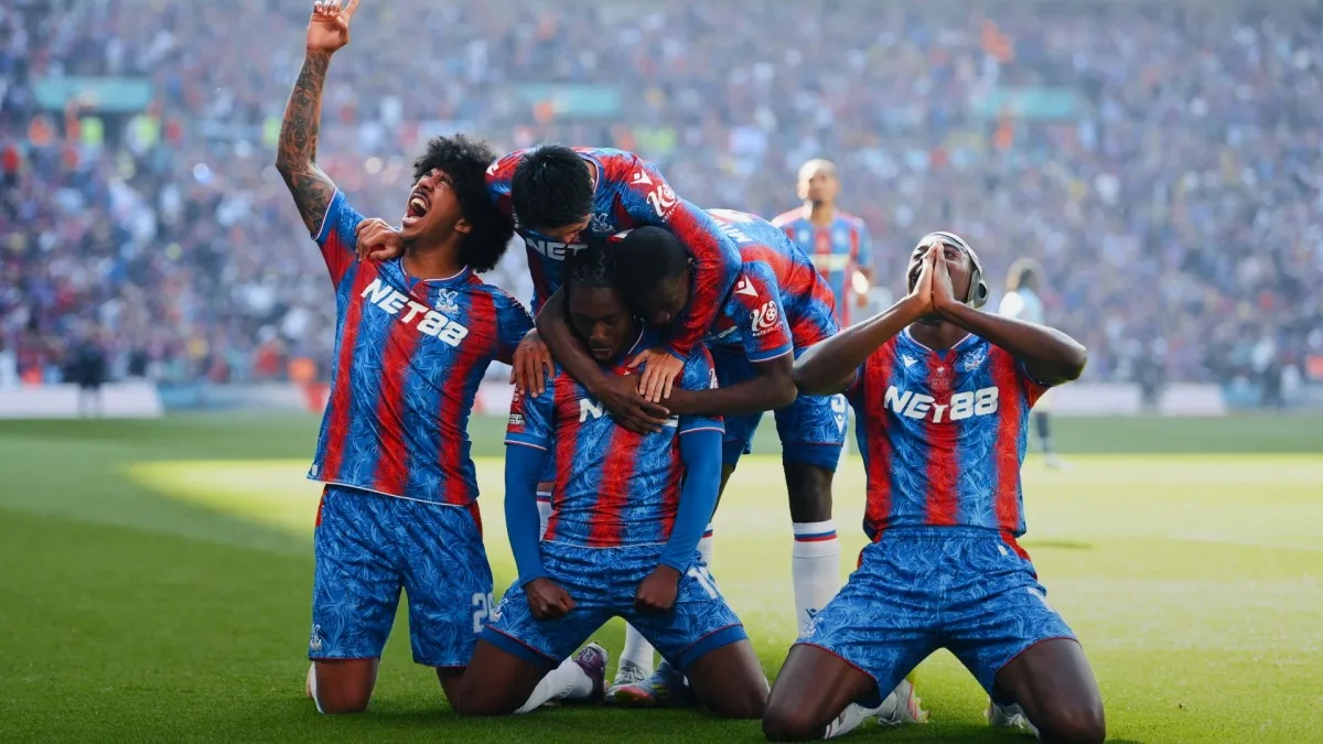 كأس الاتحاد الإنجليزي: كريستال بالاس ينال أول ألقابه بعد 119 عامًا من التاريخه كأس الاتحاد الإنجليزي: كريستال بالاس ينال أول ألقابه بعد 119 عامًا من التاريخه