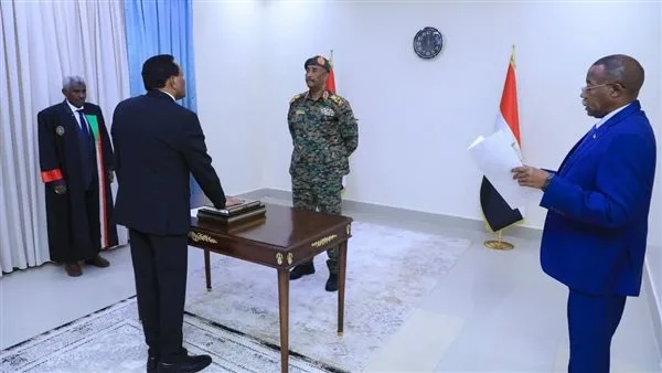 كامل إدريس يتولى رئاسة وزراء السودان أمام البرهان بعد أداء القسم