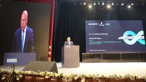 كامل الوزير: نعمل على نقل التكنولوجيا وبناء كوادر محلية بالشراكة مع سيمنز العالمية