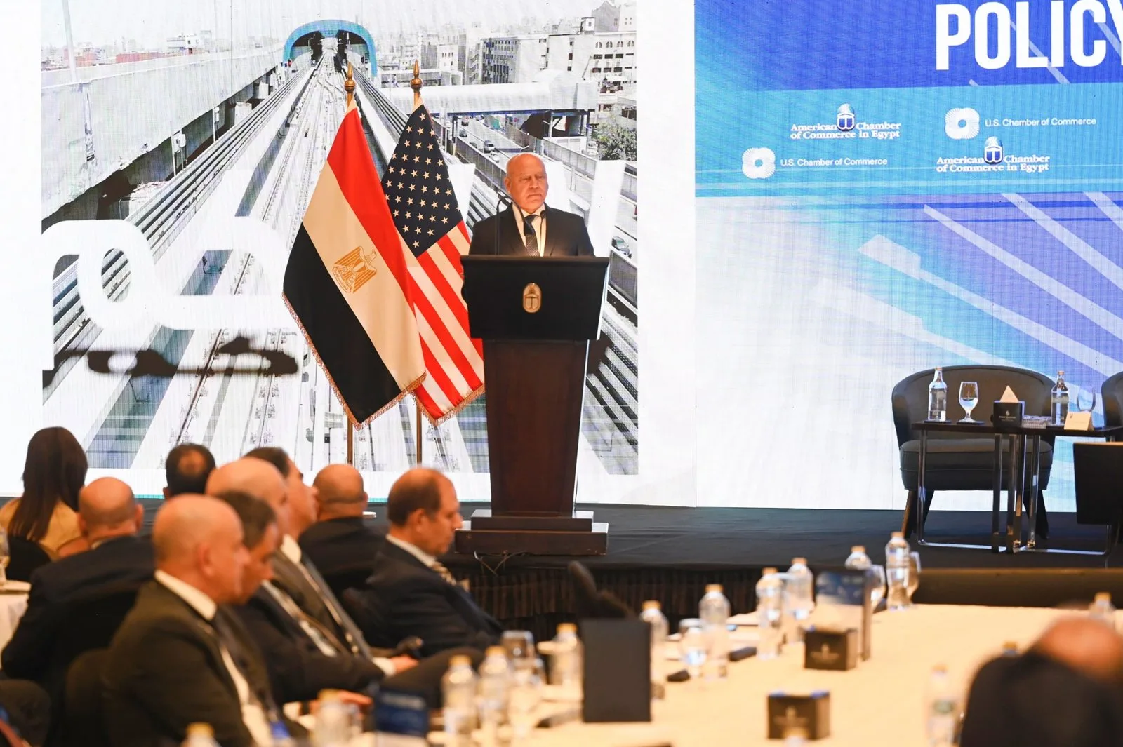 كامل الوزير يقدم عرضًا لإنجازات قطاعات الصناعة والنقل والفرص الاستثمارية المتاحة فيهما كامل الوزير يقدم عرضًا لإنجازات قطاعات الصناعة والنقل والفرص الاستثمارية المتاحة فيهما
