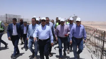 كامل الوزير يقوم بجولة في المنطقة الصناعية بالمنيا ويدشّن مصنع جولدن أفينيو لإنتاج الملابس الجاهزة.