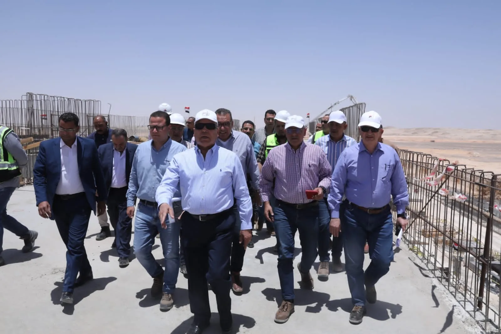 كامل الوزير يقوم بجولة في المنطقة الصناعية بالمنيا ويدشّن مصنع جولدن أفينيو لإنتاج الملابس الجاهزة. كامل الوزير يقوم بجولة في المنطقة الصناعية بالمنيا ويدشّن مصنع جولدن أفينيو لإنتاج الملابس الجاهزة.
