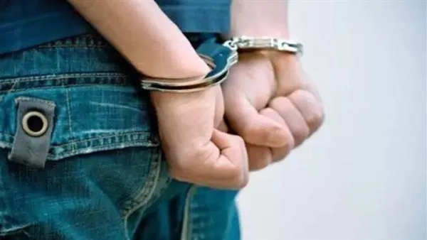 كانا يستقلان دراجة نارية.. حبس المتهمين بسرقة هاتف محمول في القليوبية