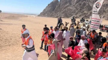 بالتعاون مع الزوار، أمانة السياحة والآثار في حزب الجبهة الوطنية تطلق حملة لتنظيف المناطق السياحية في شرم الشيخ.