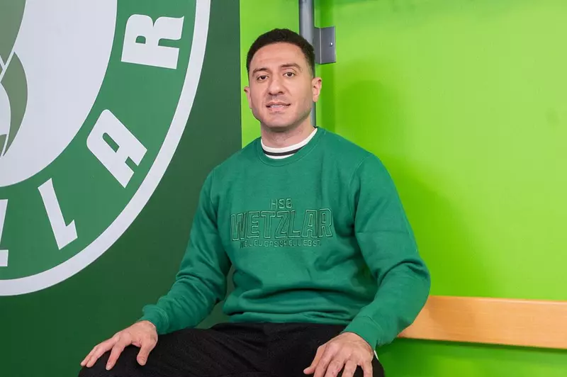 كرة يد: فتسلار الألماني يوقع مع أحمد هشام “سيسا”، لاعب الأهلي السابق كرة يد: فتسلار الألماني يوقع مع أحمد هشام “سيسا”، لاعب الأهلي السابق