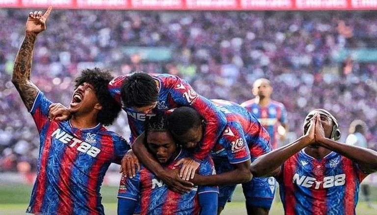 كريستال بالاس يتفوق على مانشستر سيتي وينال كأس الاتحاد الإنجليزي لأول مرة في تاريخه. كريستال بالاس يتفوق على مانشستر سيتي وينال كأس الاتحاد الإنجليزي لأول مرة في تاريخه.