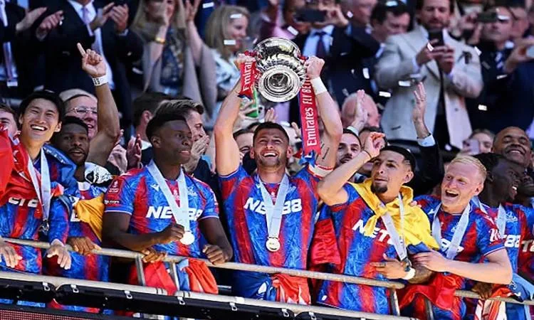 كريستال بالاس يحصد كأس الاتحاد الإنجليزي لأول مرة في تاريخه كريستال بالاس يحصد كأس الاتحاد الإنجليزي لأول مرة في تاريخه