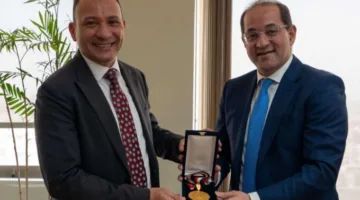 وزير المالية يكرم نائب رئيس مصلحة الضرائب بمناسبة تقاعده