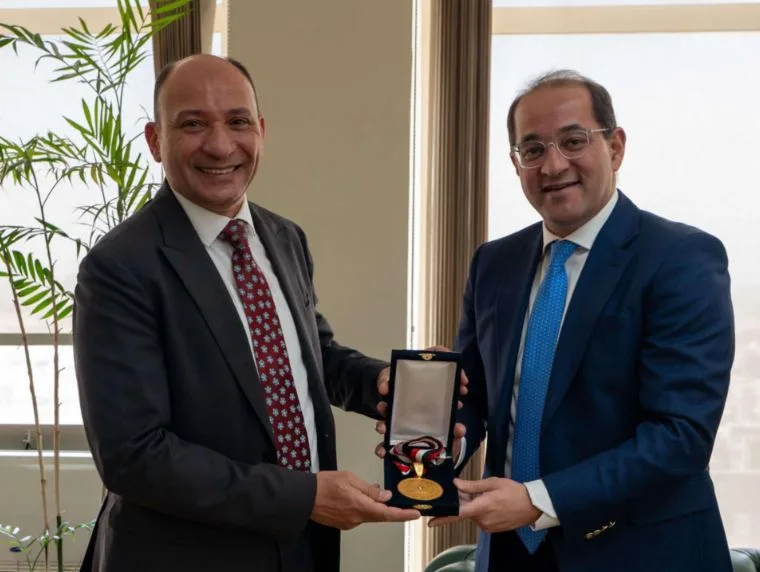 وزير المالية يكرم نائب رئيس مصلحة الضرائب بمناسبة تقاعده