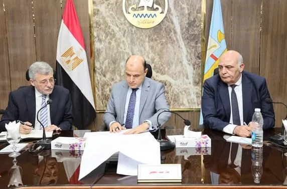 محافظ كفر الشيخ ورئيس هيئة الأوقاف يتناولان سبل الاستثمار الفعال للأراضي وتنفيذ مشروعات تخدم المجتمع.
