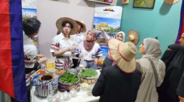 سفير كمبوديا بالقاهرة يتفقد معرض ديارنا زهور الربيع