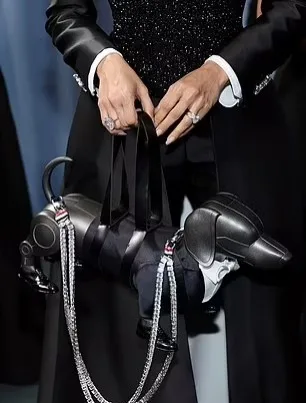 كلب مونا باتيل الآلي يخطف الأنظار بحفل ميت جالا Met Gala 2025.. ما القصة؟