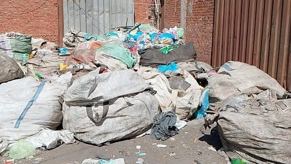 كواليس يوميات عمال النظافة بالقاهرة في مواجهة 20 ألف طن قمامة.. فيديو
