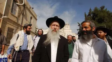 كيف اعتمد الصهاينة نظرية التفوق اليهودي بينما قتلوا العرب وقضوا على نسلهم في فلسطين.. الحاخام غينزبورغ، الأكثر تأثيرًا في الكيان، نجح في نشر أفكاره الفاشية حتى بين العلمانيين.. واعتبرت وجود العرب في أي أراضٍ إسرائيلية كفرًا.