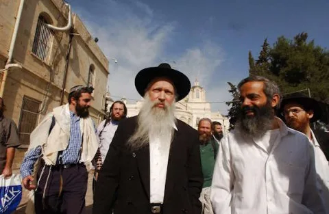 كيف اعتمد الصهاينة نظرية التفوق اليهودي بينما قتلوا العرب وقضوا على نسلهم في فلسطين.. الحاخام غينزبورغ، الأكثر تأثيرًا في الكيان، نجح في نشر أفكاره الفاشية حتى بين العلمانيين.. واعتبرت وجود العرب في أي أراضٍ إسرائيلية كفرًا. كيف اعتمد الصهاينة نظرية التفوق اليهودي بينما قتلوا العرب وقضوا على نسلهم في فلسطين.. الحاخام غينزبورغ، الأكثر تأثيرًا في الكيان، نجح في نشر أفكاره الفاشية حتى بين العلمانيين.. واعتبرت وجود العرب في أي أراضٍ إسرائيلية كفرًا.