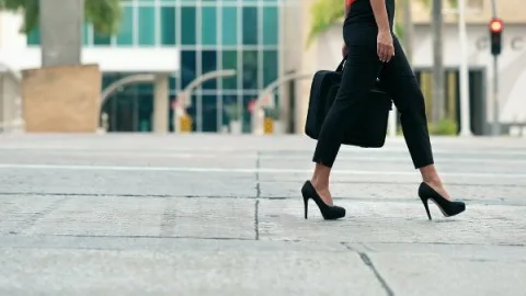 كيف تمشي بأناقة؟ إتيكيت المشي للرجال والنساء