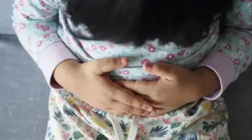 كيف يرتبط الفقر والضغوط النفسية في مرحلة الطفولة بصحة الأمعاء؟