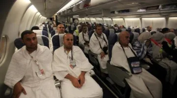 كيف يُمنع المسافر بالطائرة من الحج بينما يمر فوق الميقات البري؟